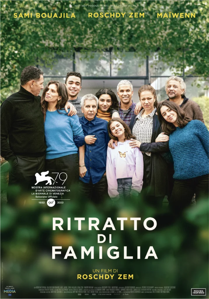 Locandina del film Ritratto di Famiglia con Sami Bouajila, Roschdy Zem e Maïwenn in posa con il cast al completo, davanti a una casa immersa nel verde. Il film è in Selezione Ufficiale alla 79ª Mostra del Cinema di Venezia.