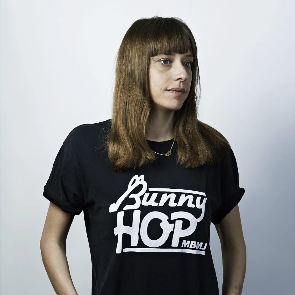 Alice Winocour in una foto d’autore con maglietta nera “Bunny Hop”, regista del film Riabbracciare Parigi.