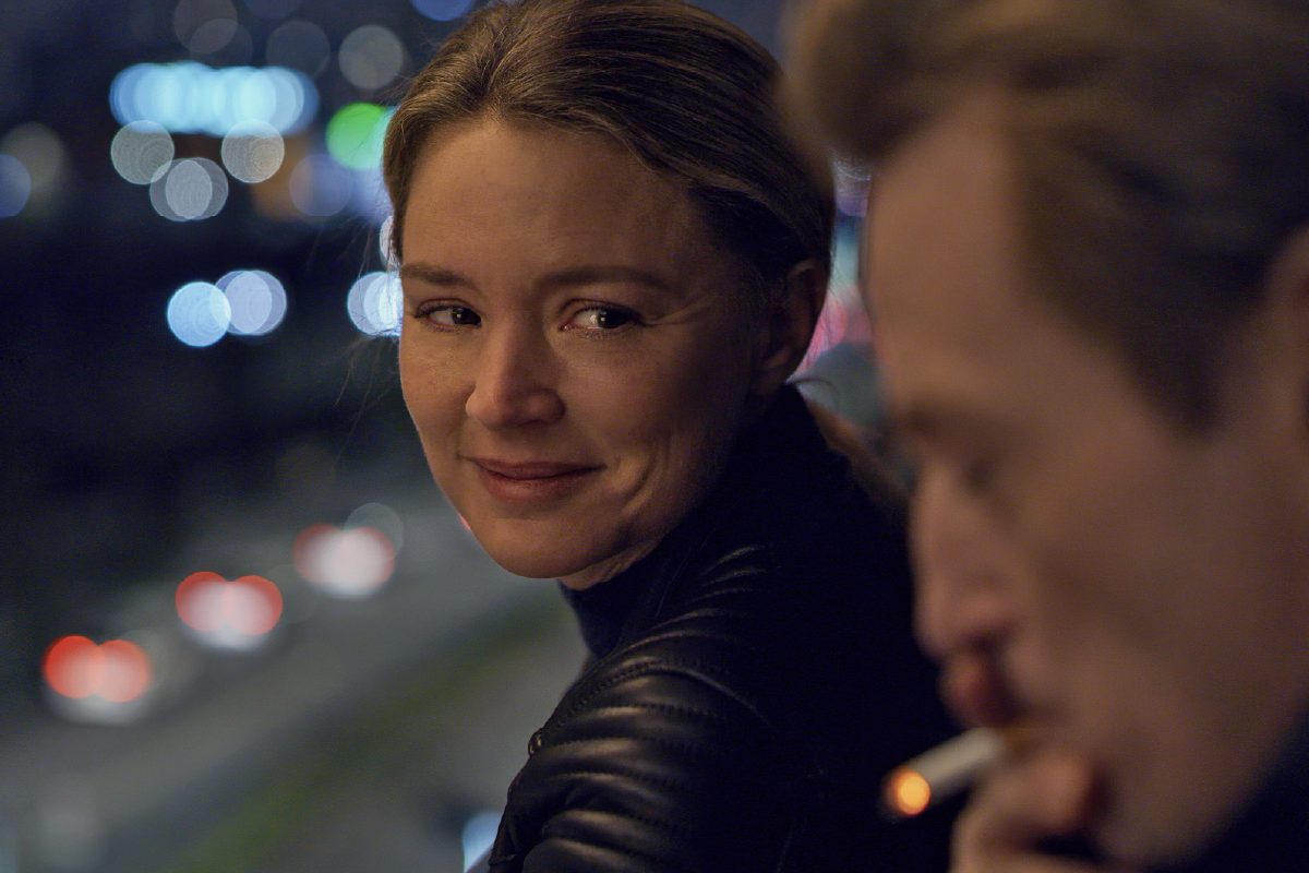 Virginie Efira sorride con dolcezza guardando Benoît Magimel, in un momento di intimità e complicità notturna nel film Riabbracciare Parigi.