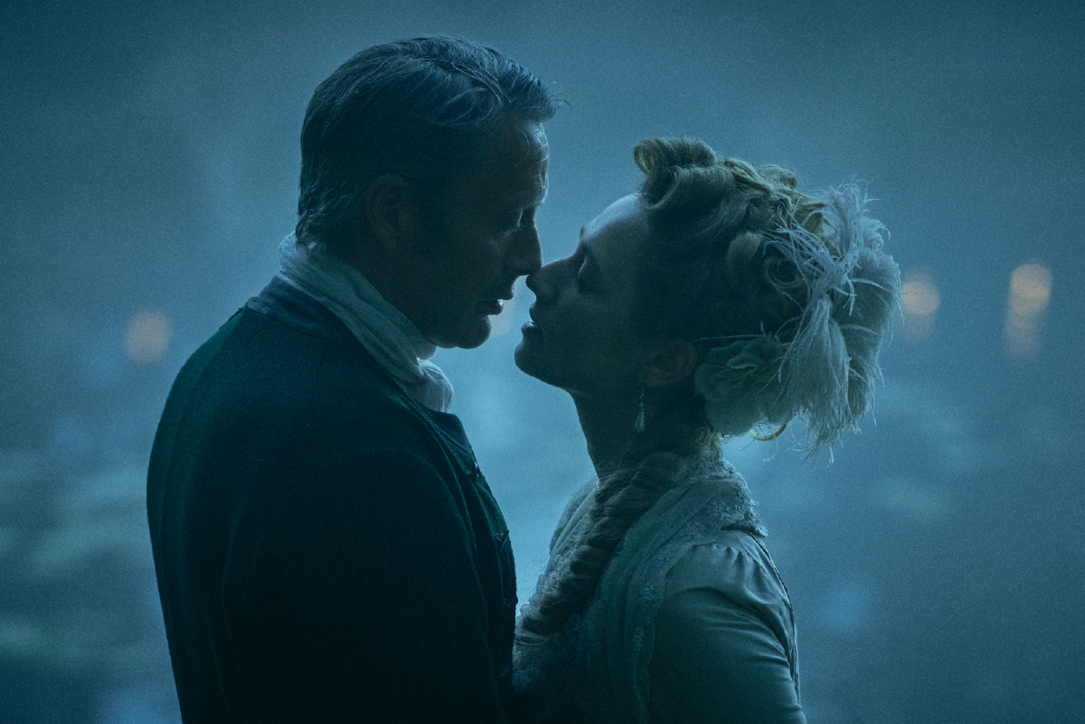Mads Mikkelsen e Amanda Collin in un momento romantico al chiaro di luna