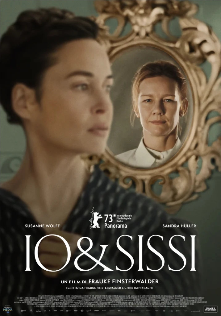 Poster del film “Io & Sissi” con le attrici Susanne Wolff e Sandra Hüller, ambientato nello specchio dorato che riflette il volto della contessa Irma. Selezionato al 73° Berlinale – Panorama.