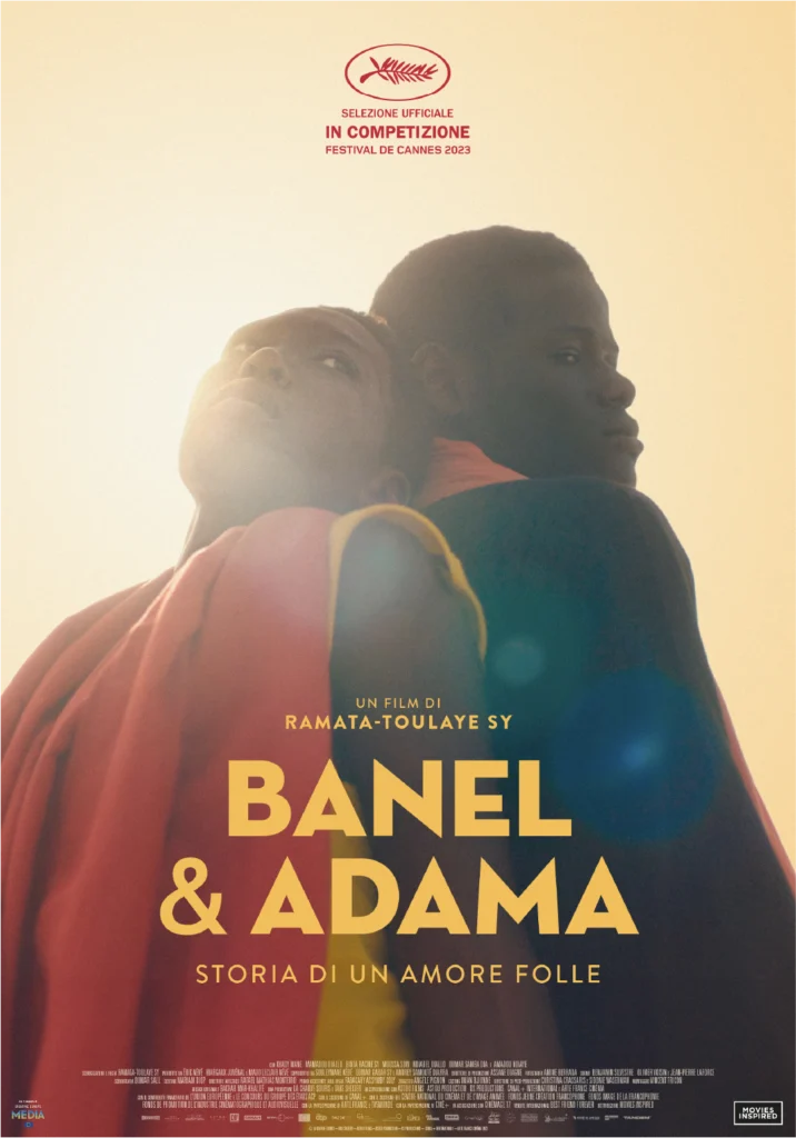 Locandina del film “Banel & Adama” con i protagonisti abbracciati e il sole alle spalle, con la scritta “Storia di un amore folle”