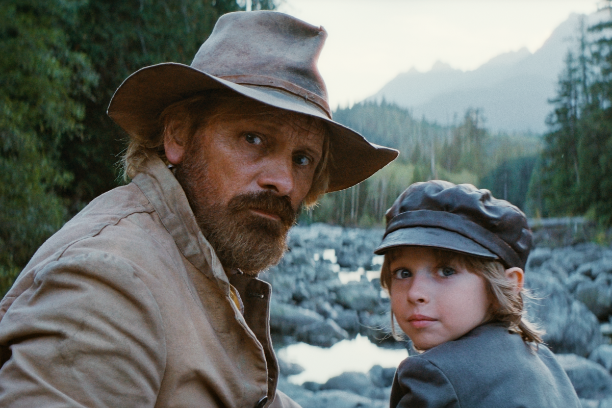 Viggo Mortensen e Atlas Green, che interpreta il piccolo Vincent, in una scena suggestiva del film The Dead Don’t Hurt.