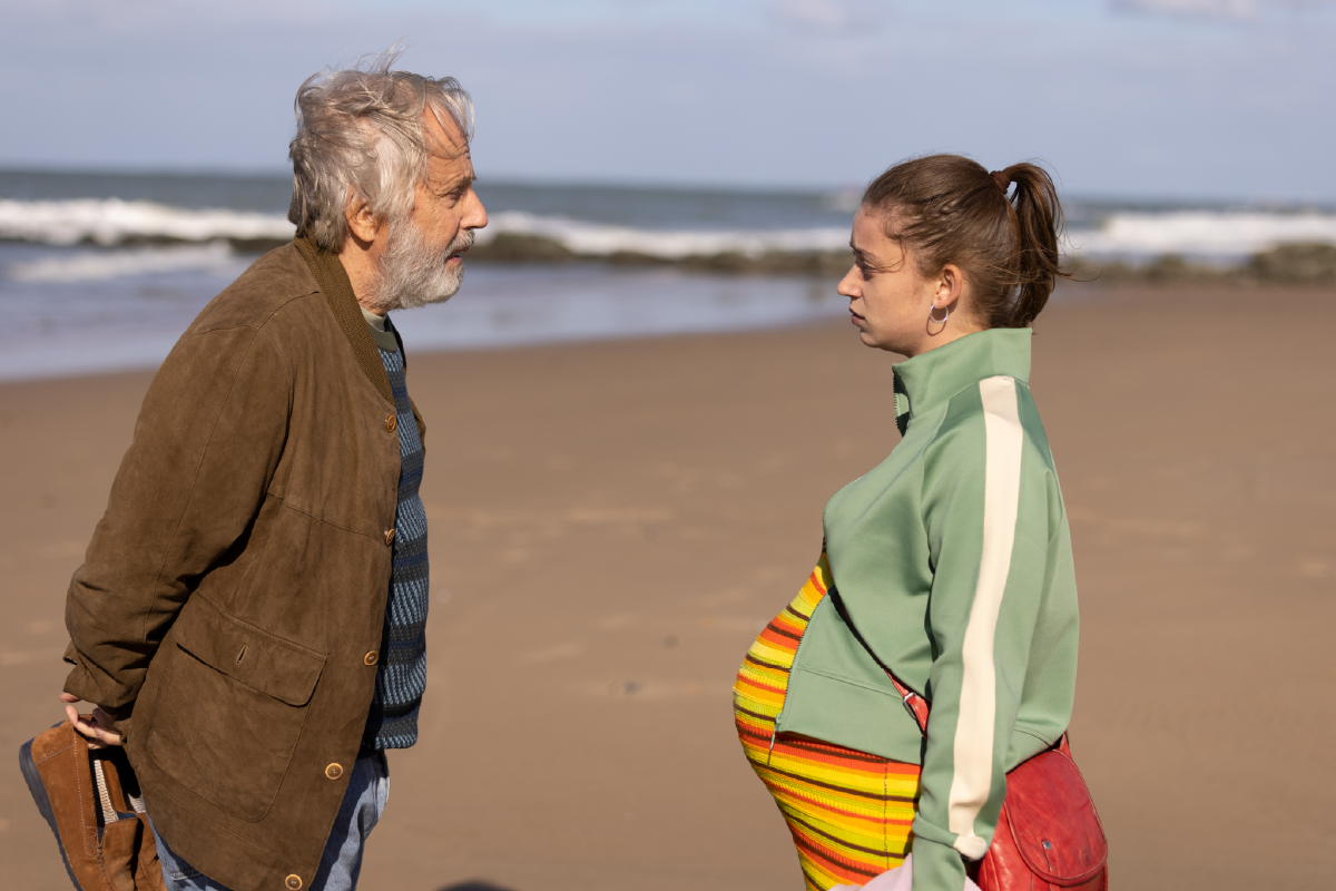 Joseph e Rita si confrontano sulla spiaggia, in una scena intensa del film “La Petite”, con il mare sullo sfondo