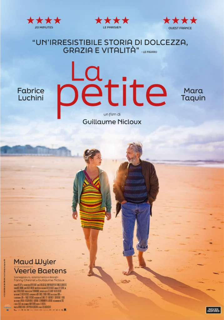 Locandina del film “La Petite” con Mara Taquin incinta e Fabrice Luchini che camminano sulla spiaggia, sotto il titolo rosso e le recensioni della critica