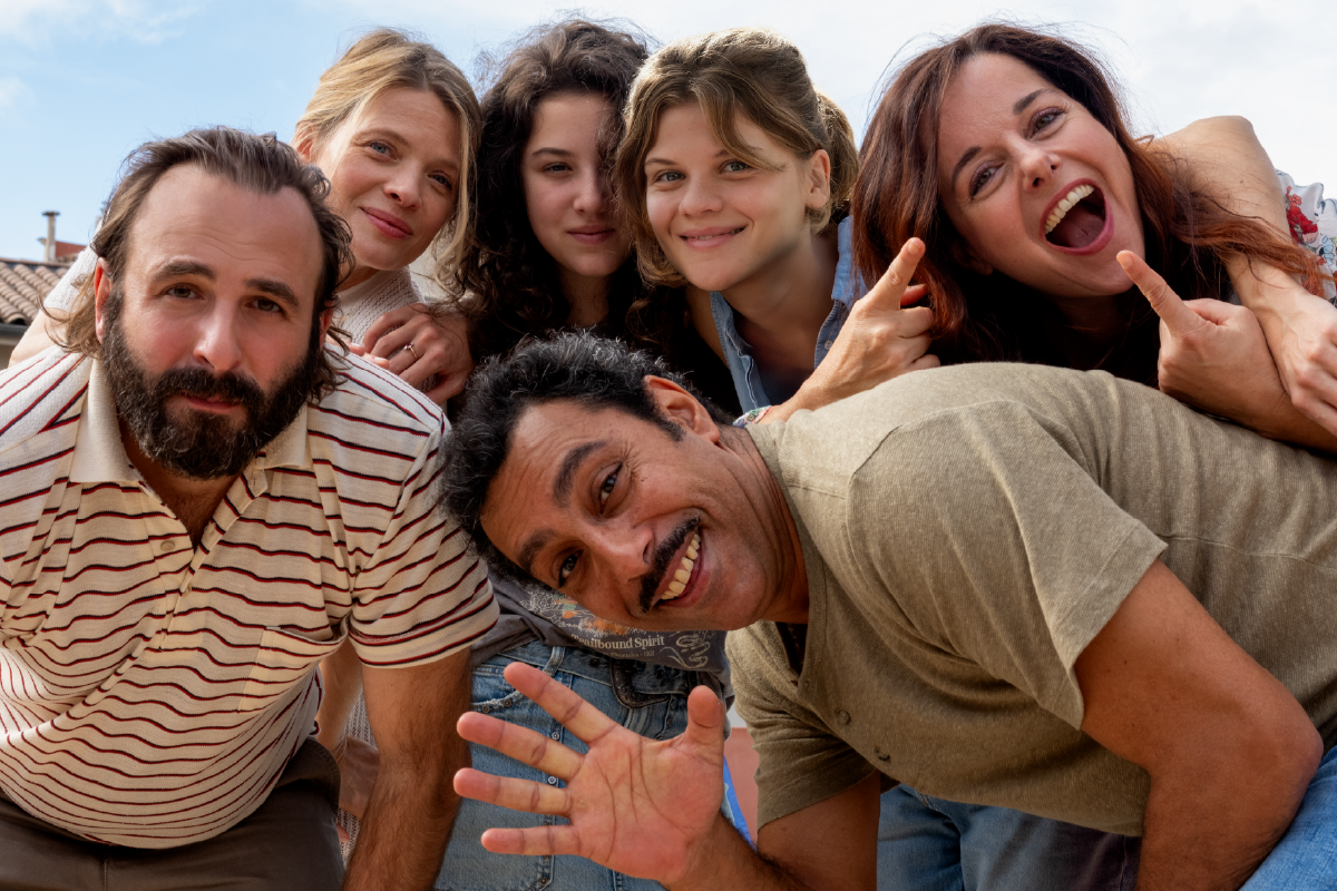 I protagonisti sorridono insieme in un ritratto corale e familiare del film Cos’è l’amore